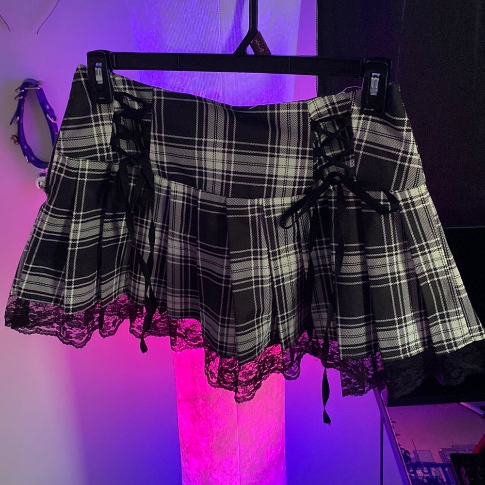 Size L Pleated Black and White skirt